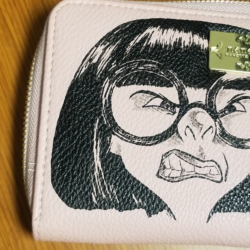 Hand painted "NO CAPES" wallet!! - Picture 2 of 8
